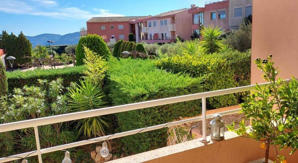 Chambre Lit 2 Personnes Dans Appartement Du Logeur Mandelieu エクステリア 写真