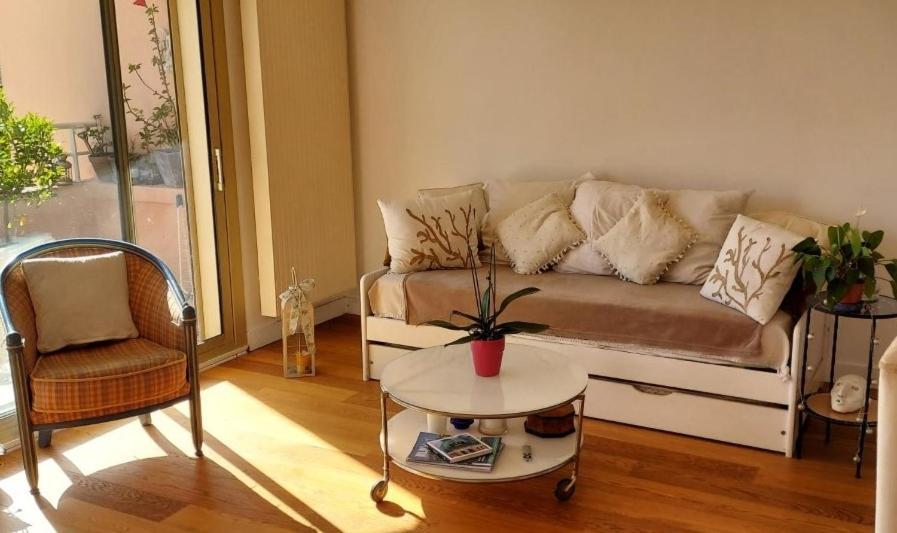 Chambre Lit 2 Personnes Dans Appartement Du Logeur Mandelieu エクステリア 写真